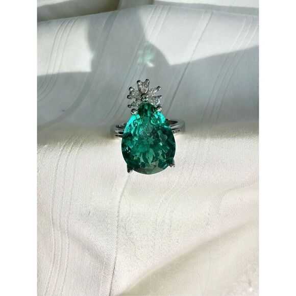 Emerald teardrop cubic zirconia adjustable ring, super sparkly, very elegant ￼ - Picture 5 of 6